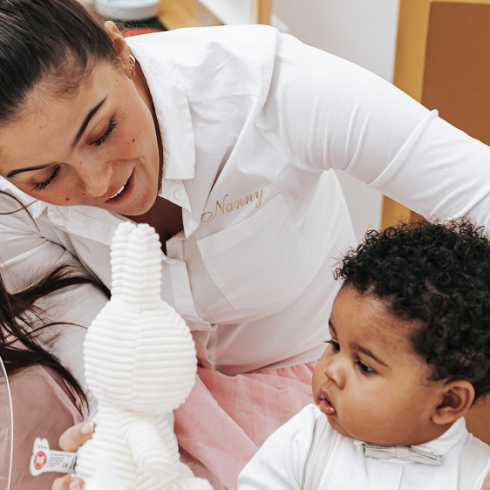 De Bruiloft Nanny aan het werk. Vrouw met Nijntje knuffel in haar hand en klein kindje ernaast.
