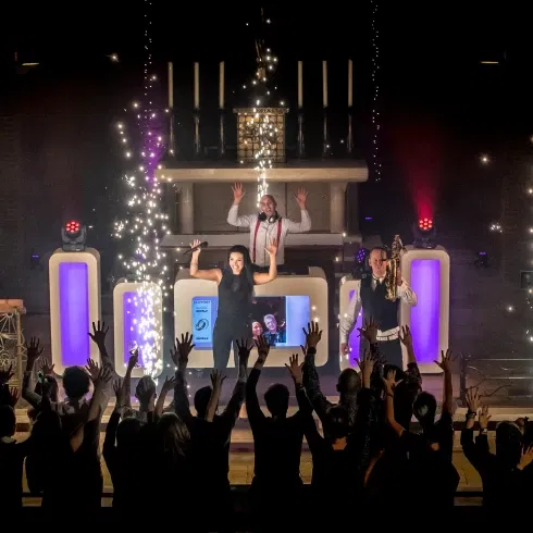 Trouwfeest DJ met live act en vuurwerk sparkulars.