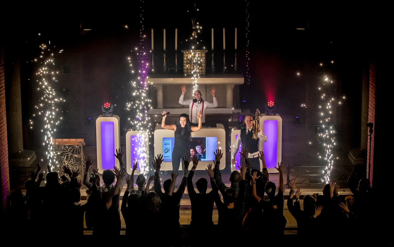 Trouwfeest DJ met live act en vuurwerk sparkulars.