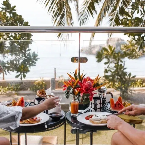 Stel dat samen van een luxe ontbijt geniet op vakantie,