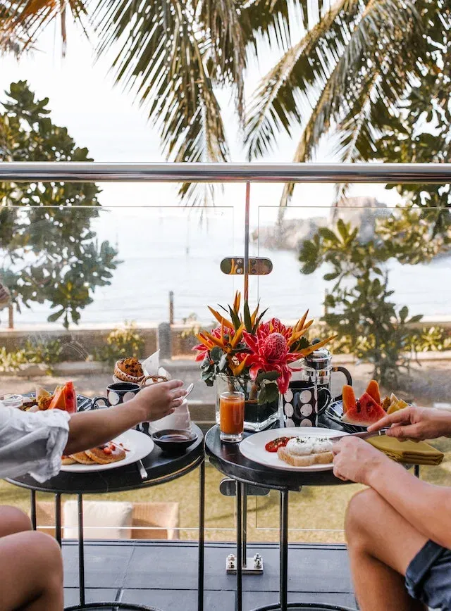 Stel dat samen van een luxe ontbijt geniet op vakantie,