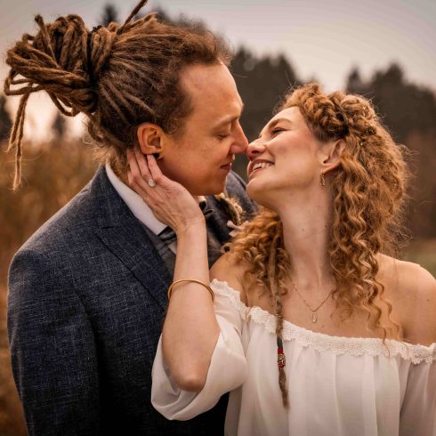 Een vrolijk bruidspaar