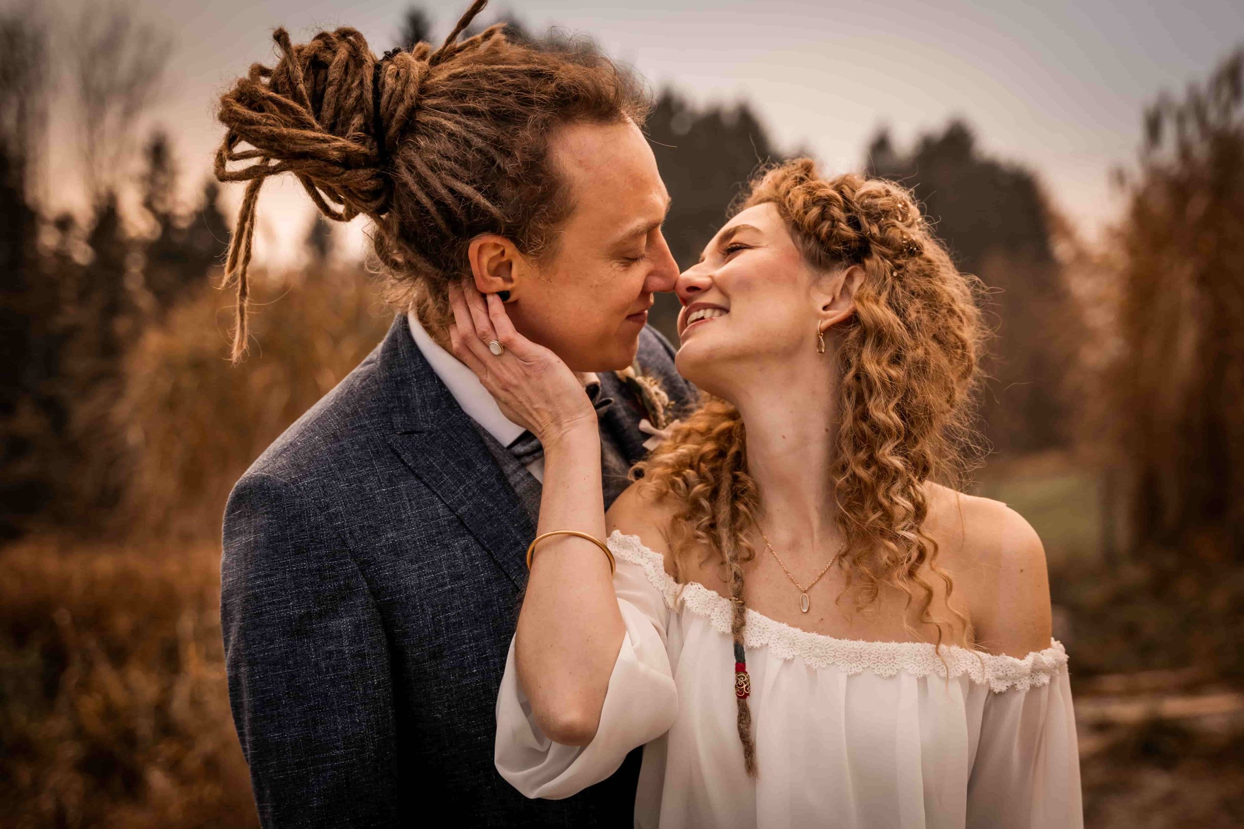 Een vrolijk bruidspaar