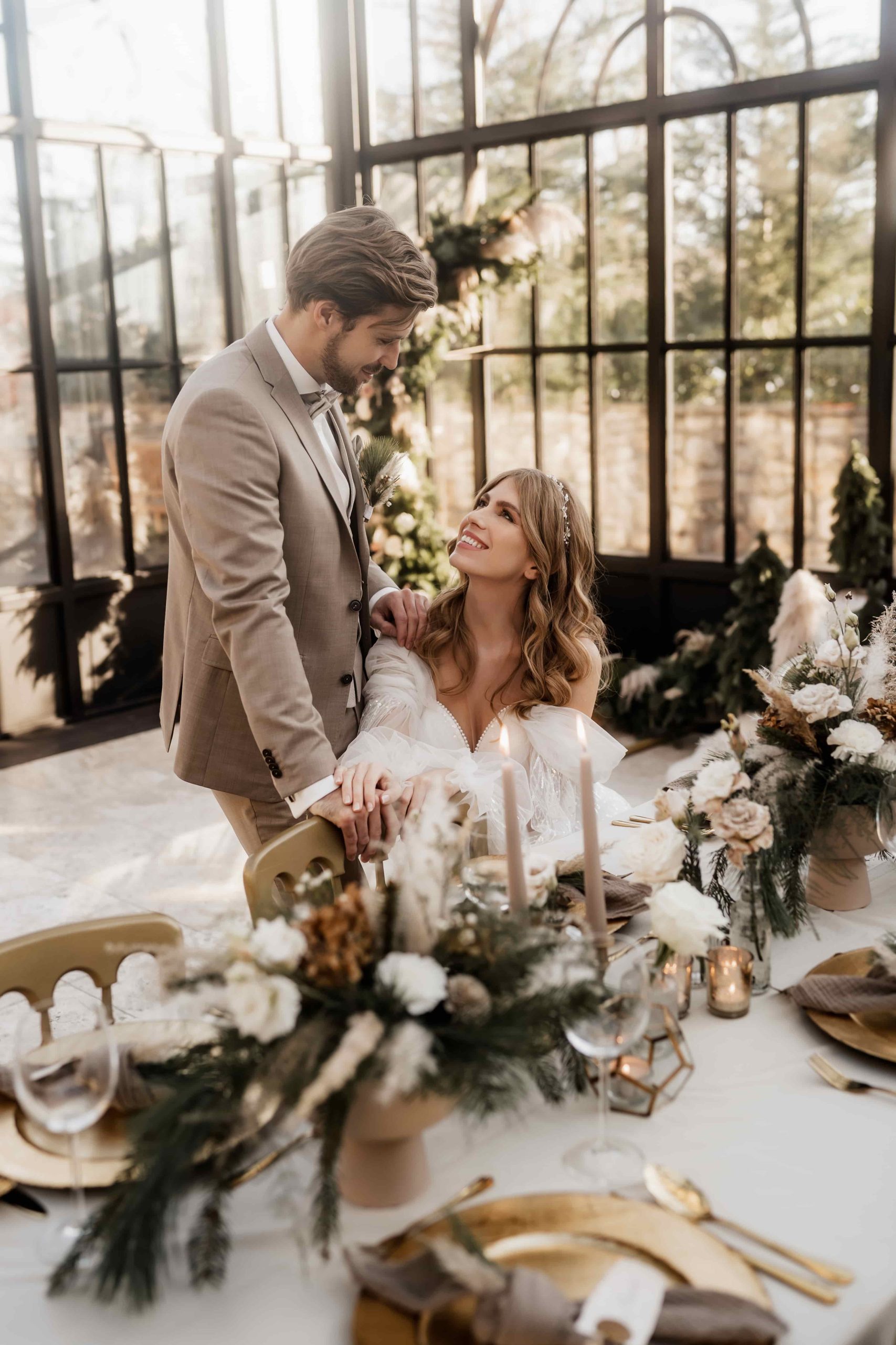 Een bruidspaar op hun bruiloft