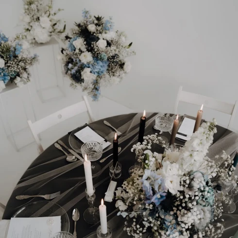 Tafel met kaarsen en bloemen