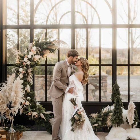 Een lachend bruidspaar op hun bruiloft