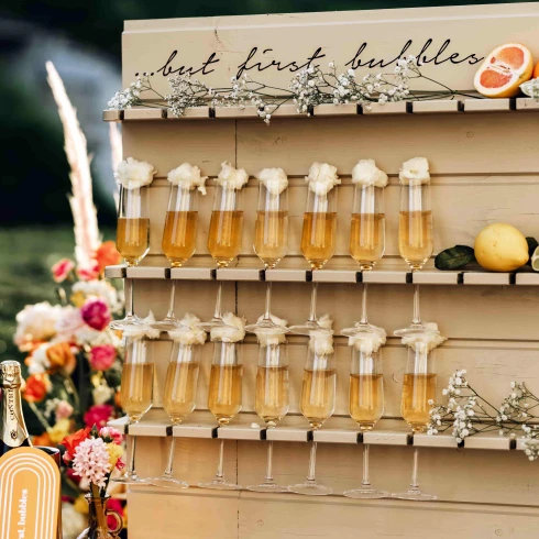Champagne tegen een muur aan
