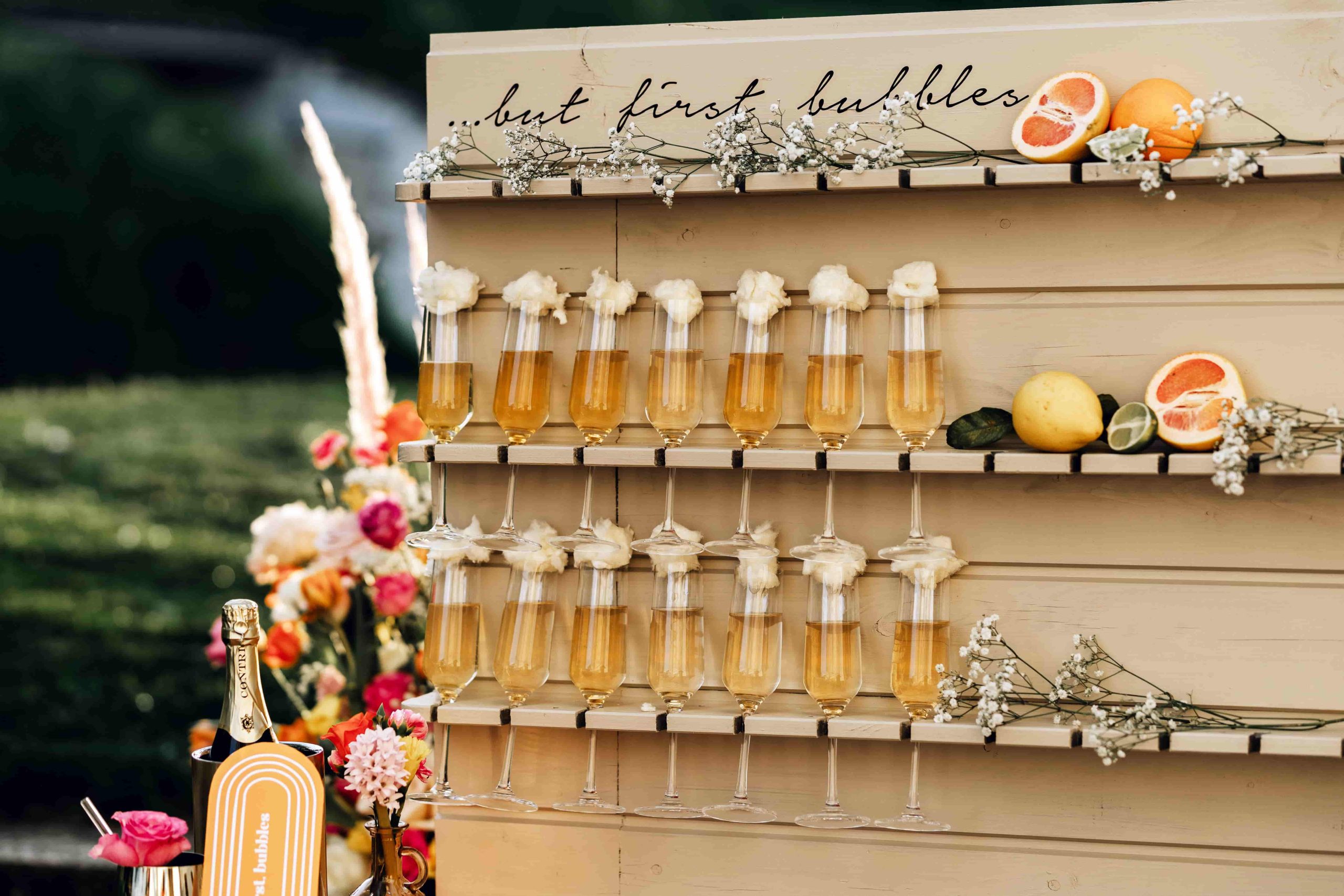 Champagne tegen een muur aan