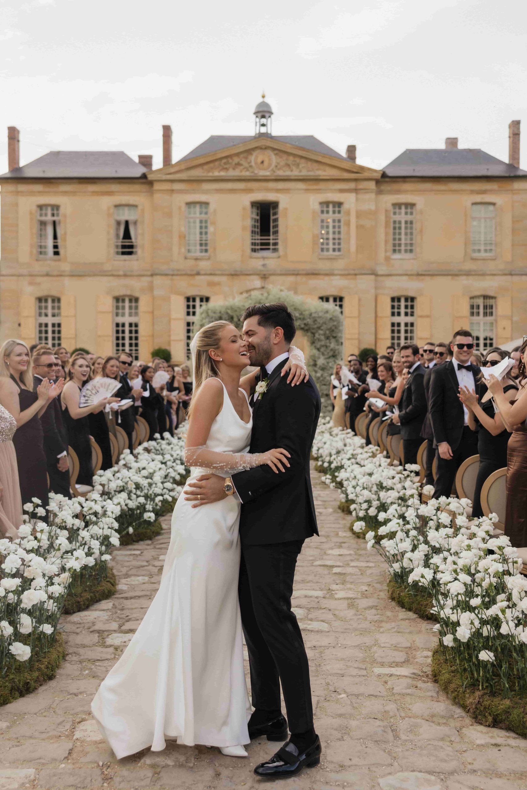 Bruidspaar Hannah Godwin en Dylan Barbour voor hun trouwlocatie.