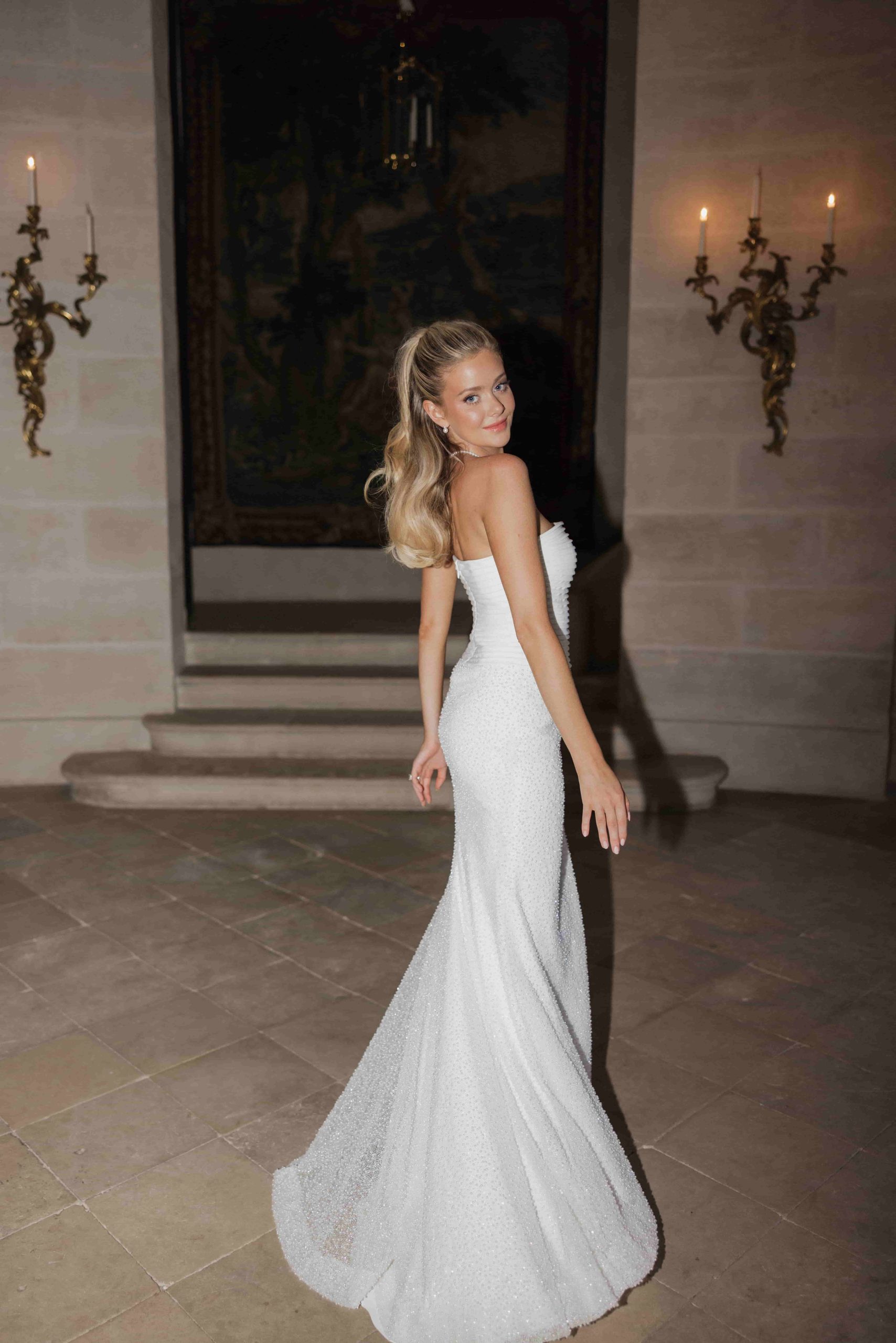 Hannah Godwin in prachtige bruidsjurk.