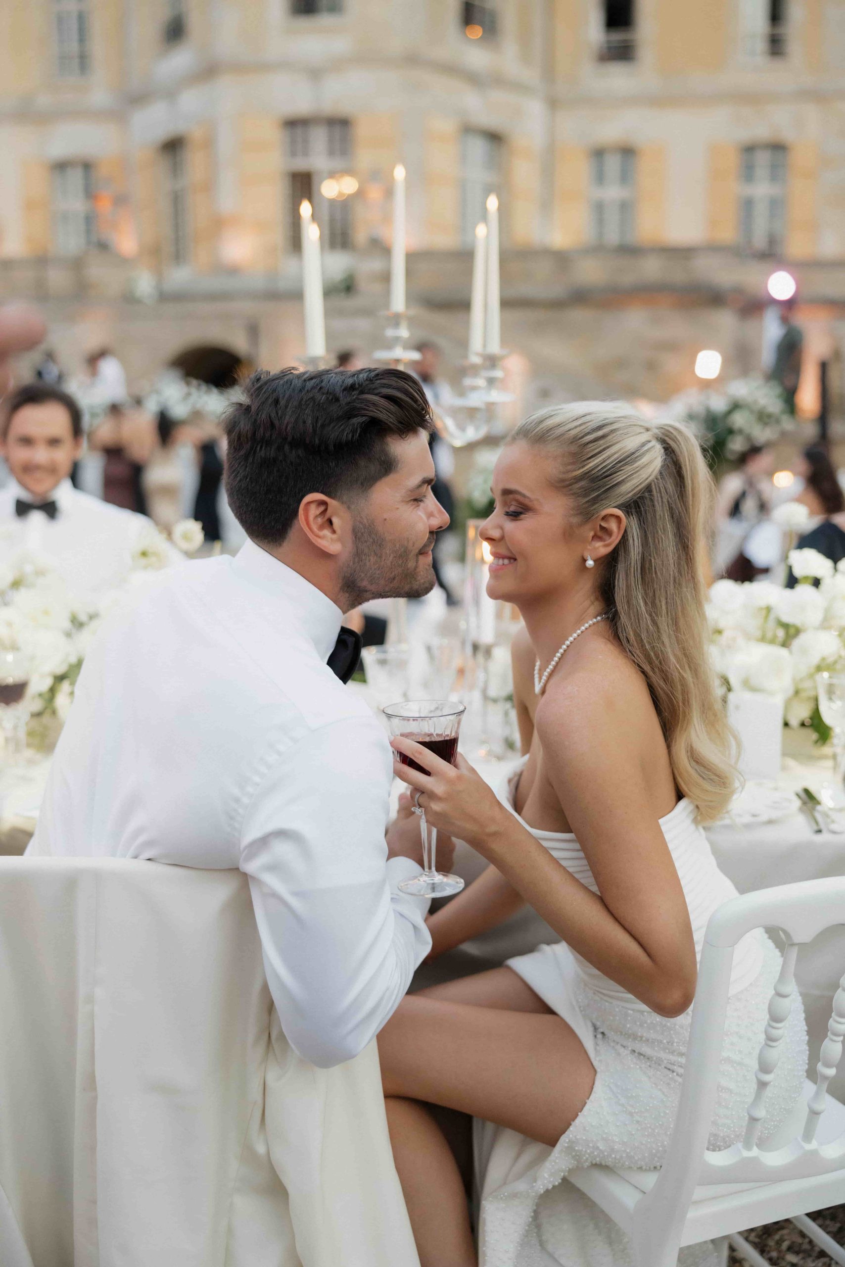 Bruidspaar Hannah Godwin en Dylan Barbour tijdens het diner van hun trouwdag.