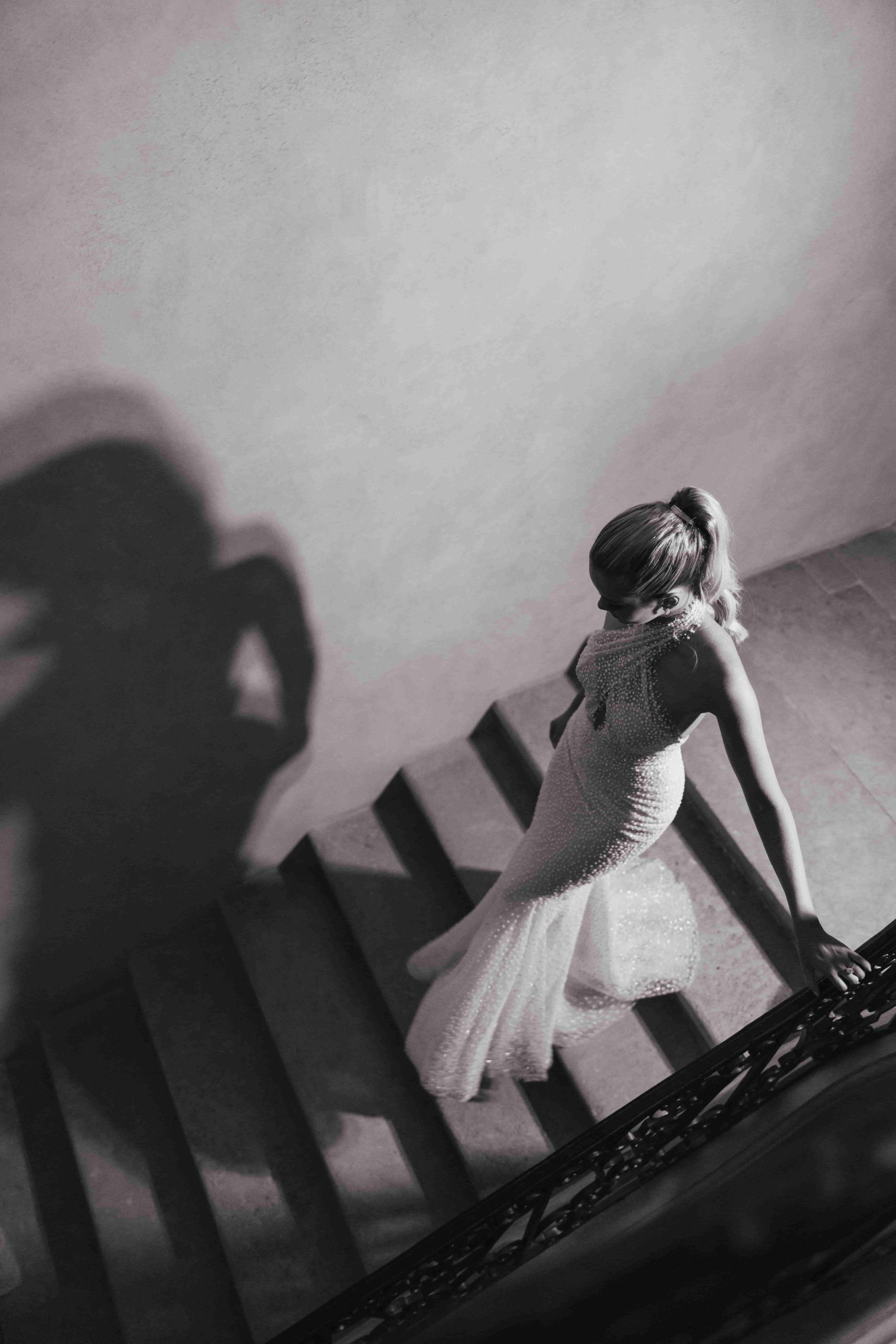 Bruid Hannah Godwin in Atelier Pronovias bruidsjurk.