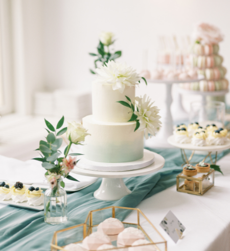 Een bruidstaart op een sweet table bij een bruiloft