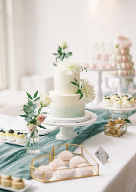 Een bruidstaart op een sweet table bij een bruiloft