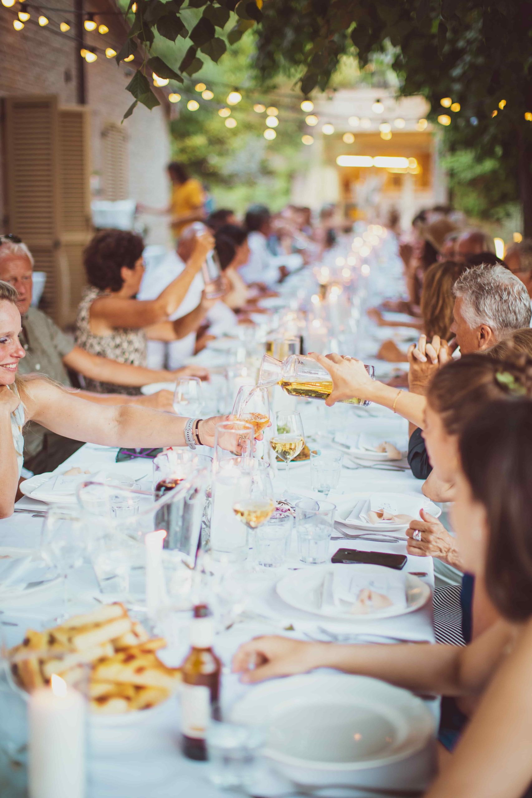 Een eettafel op een bruiloft met gasten
