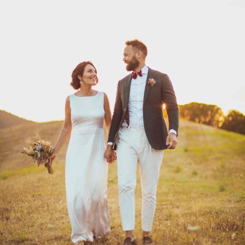 Een lachend bruidspaar op hun bruiloft