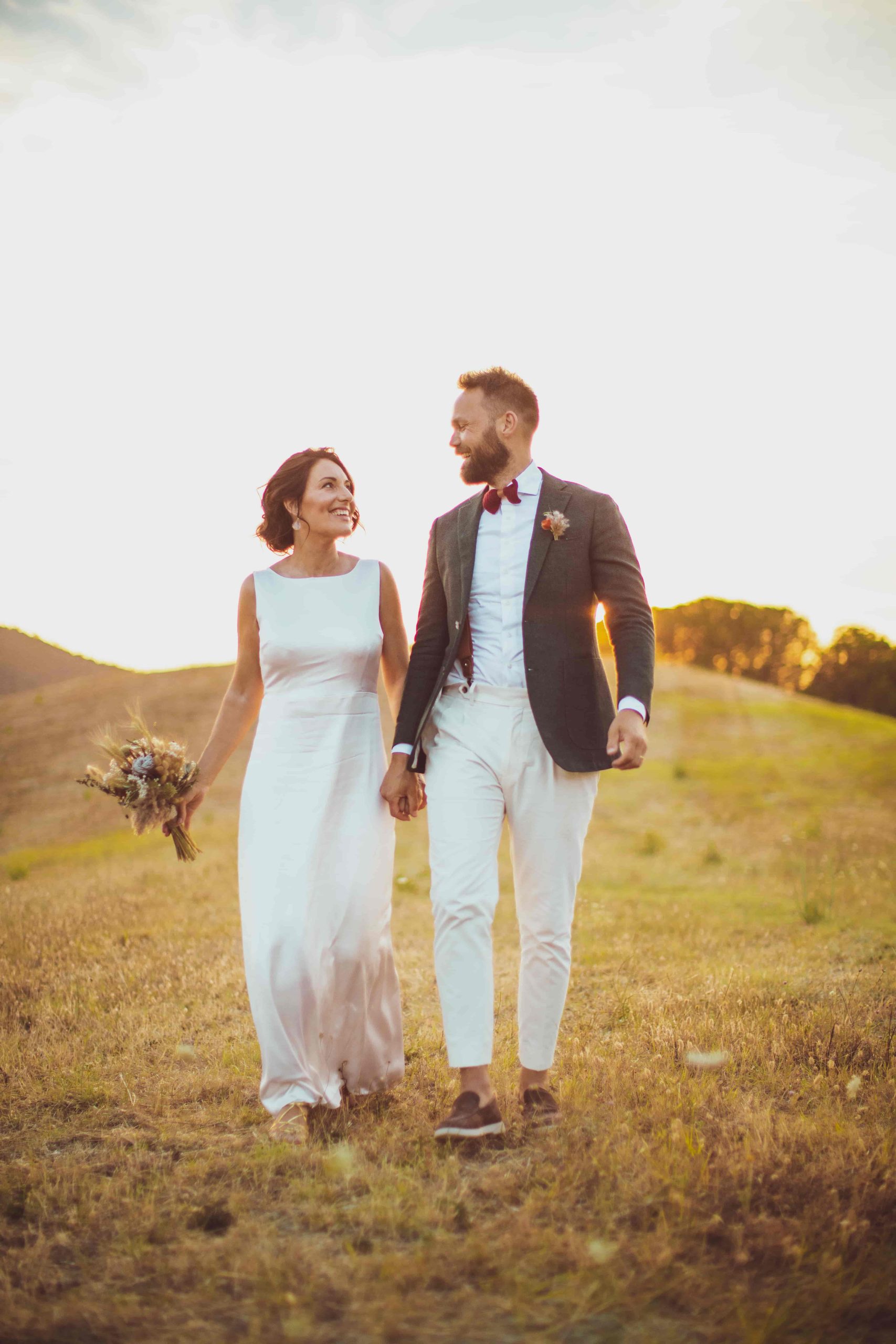 Een lachend bruidspaar op hun bruiloft