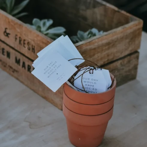 Een bloempot met kaartjes erin