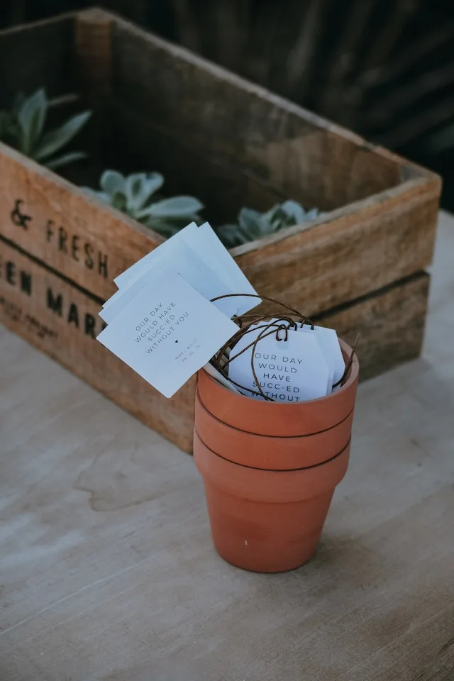 Een bloempot met kaartjes erin