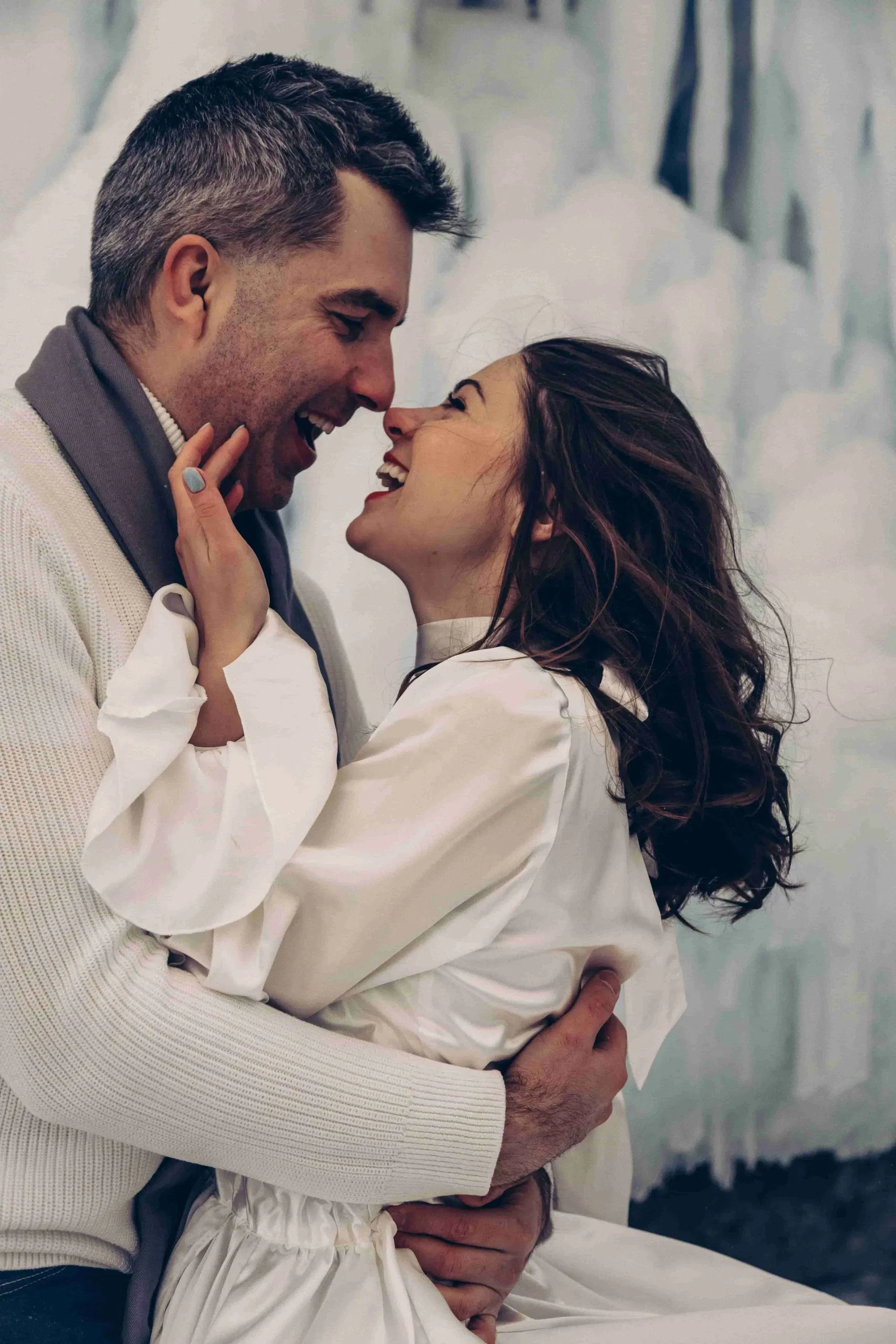 Een lachend koppel in de sneeuw