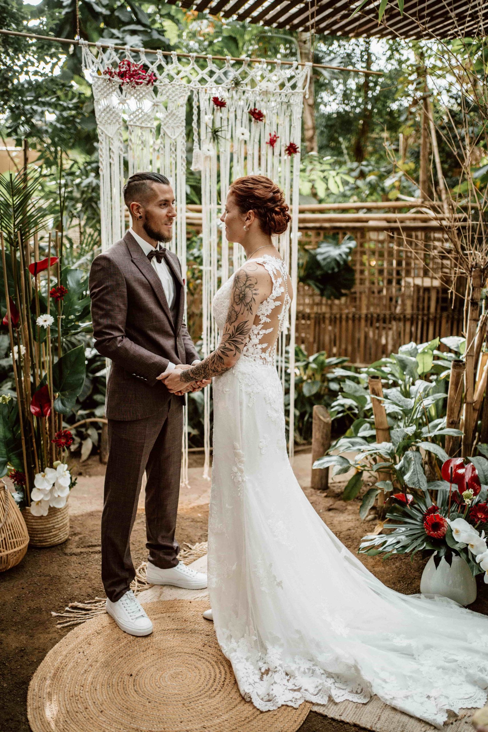 Bruidspaar in botanische tuin, trouwlocatie Center Parcs Heijdenbos.