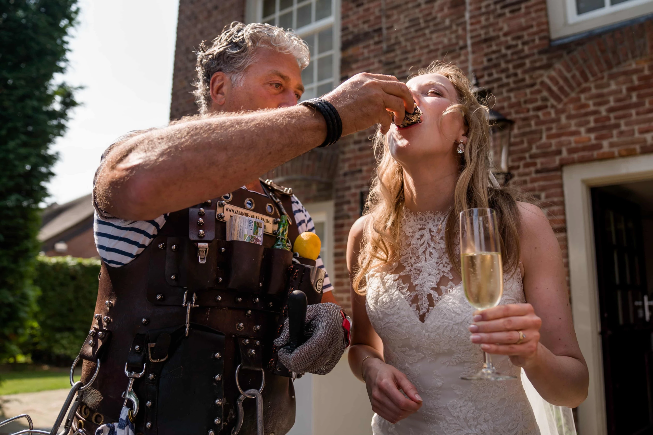 Bubbels met oesters op de trouwdag van Flup & Malou Bubbels met oesters op de trouwdag van Flup & Malou