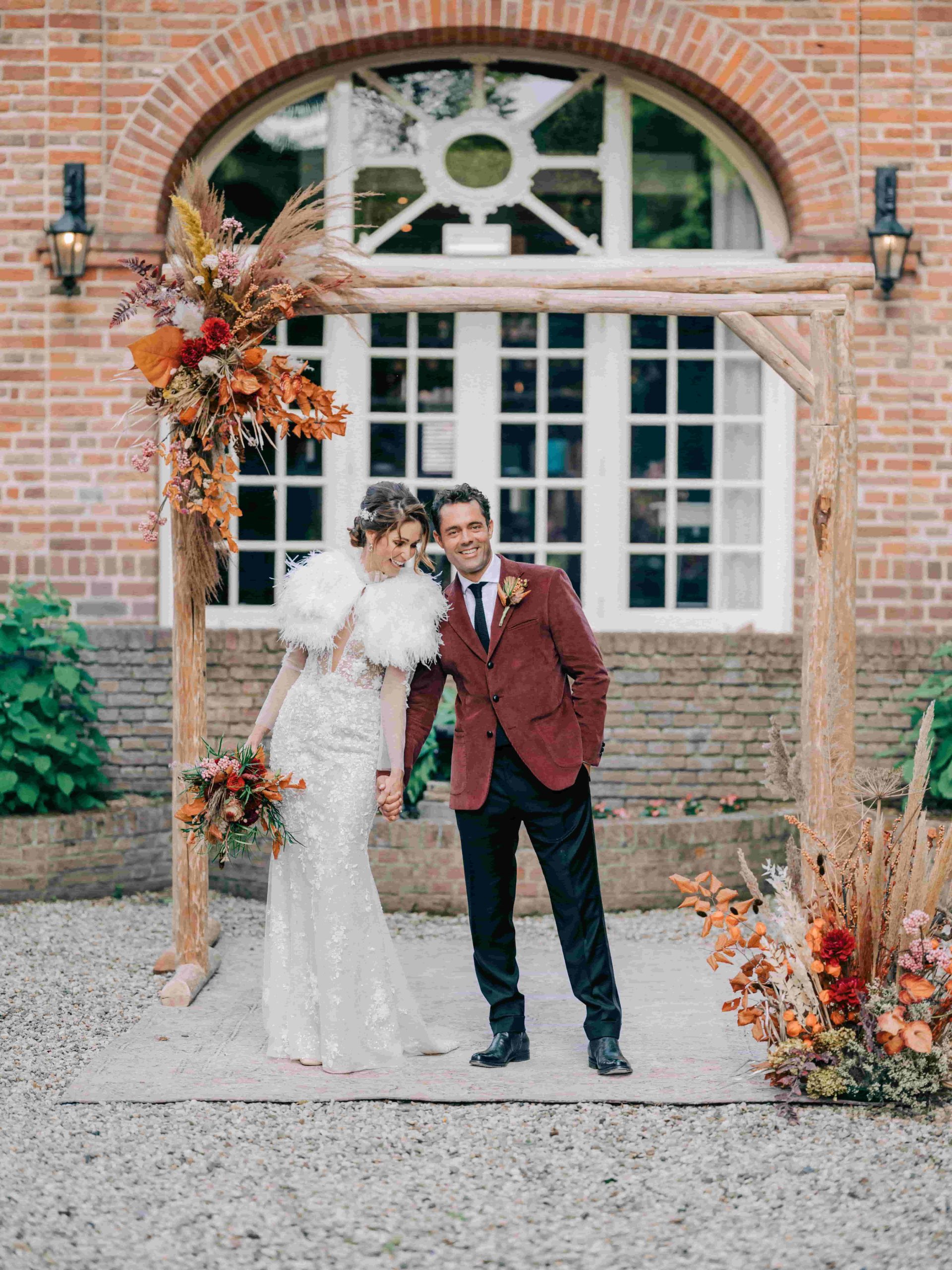 Bruidspaar die net getrouwd zijn