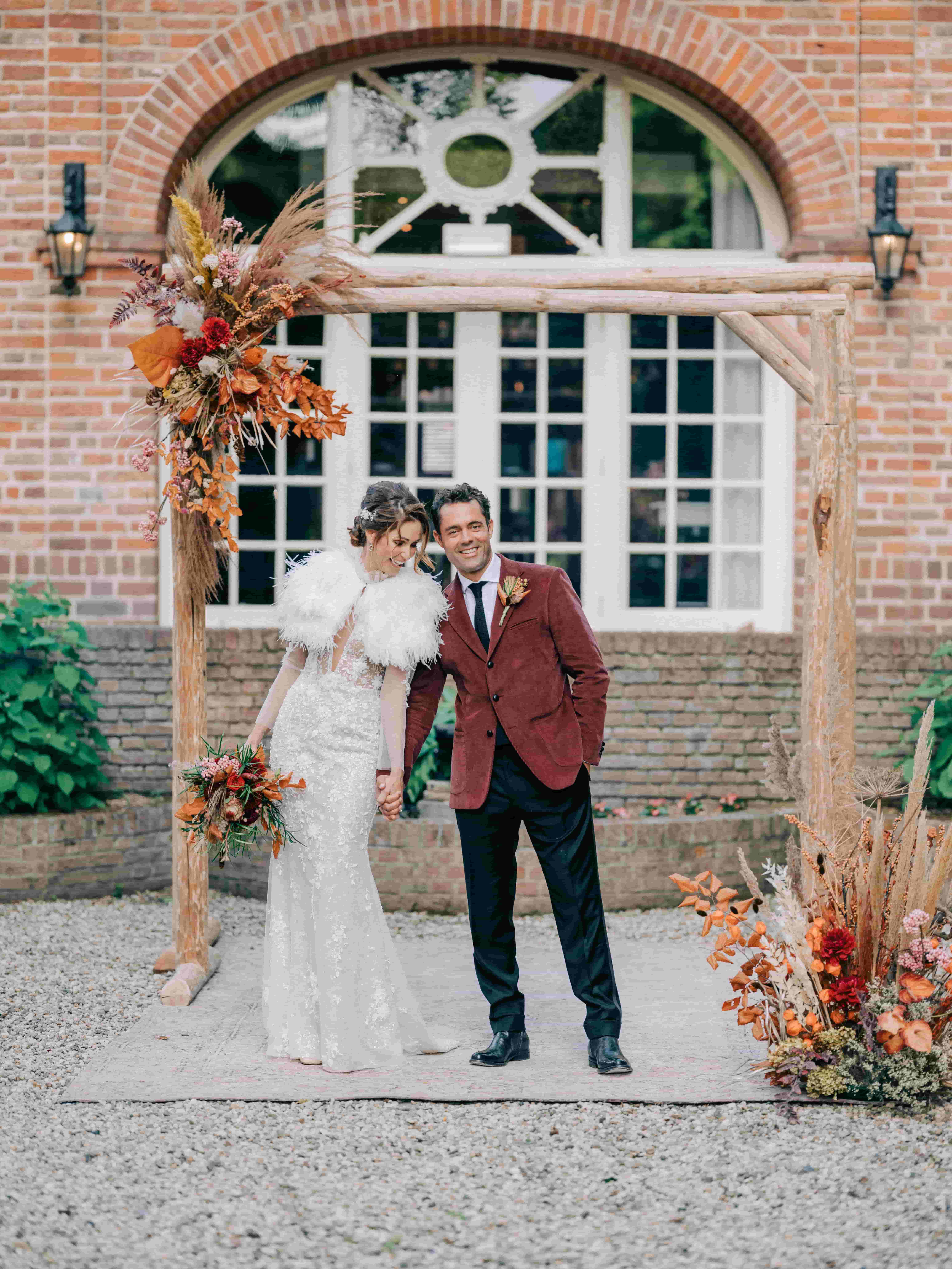 Bruidspaar die net getrouwd zijn