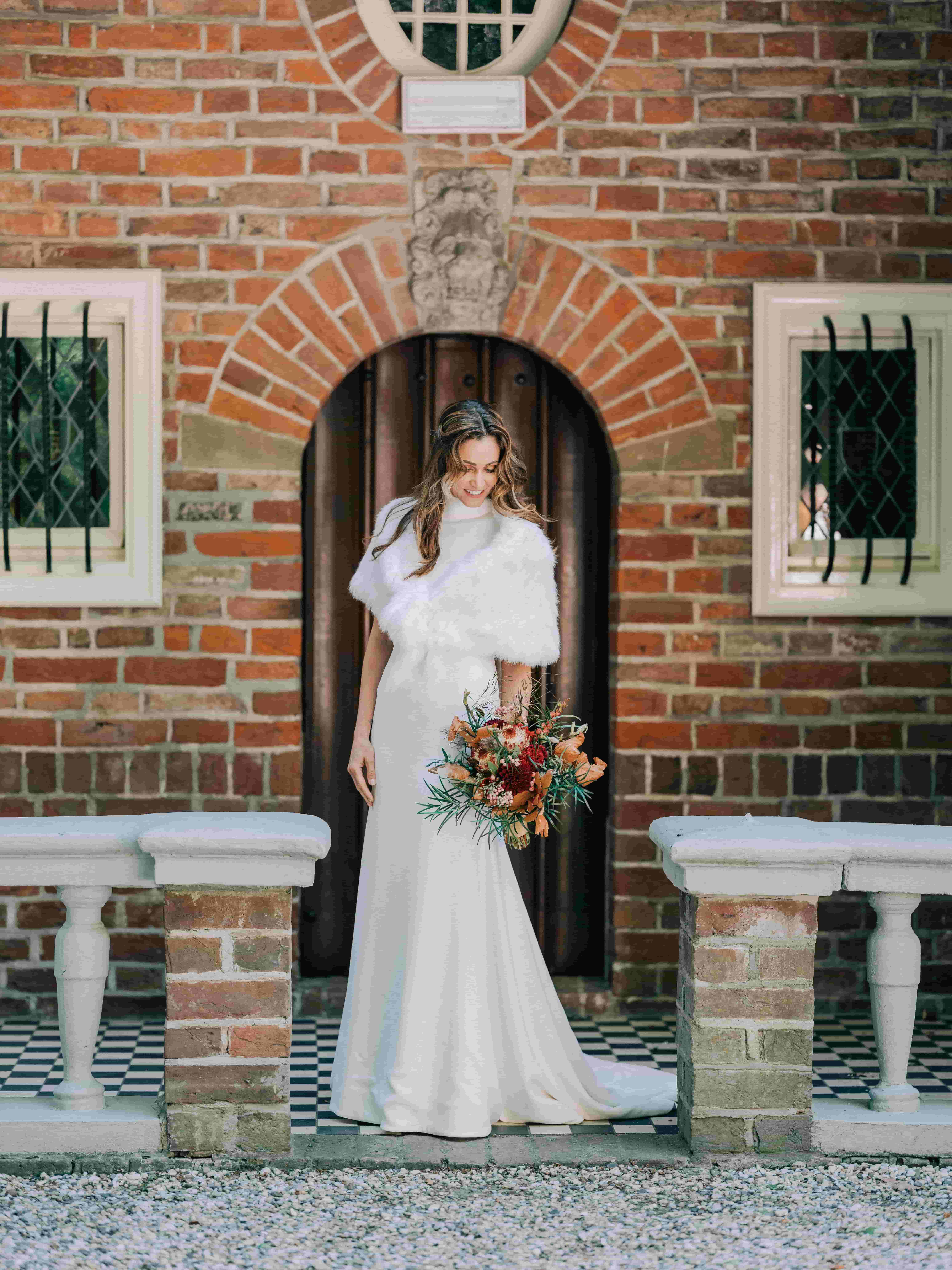 Bruid met boeket en Stola