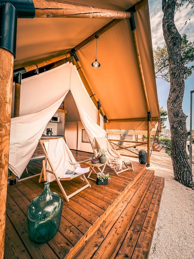Glamping, luxe tent voor huwelijksreis.