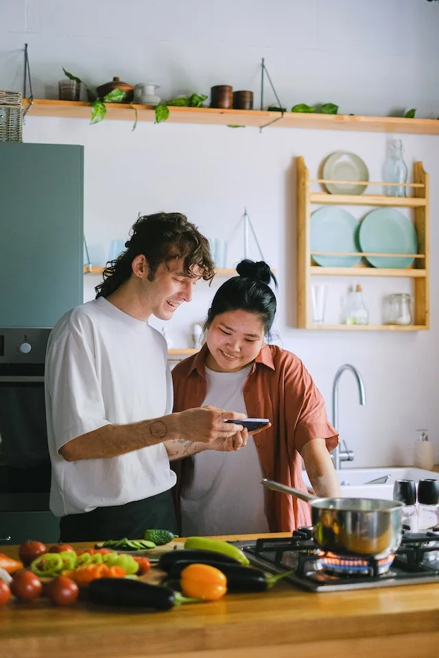 Jong stel dat samen aan het koken is.