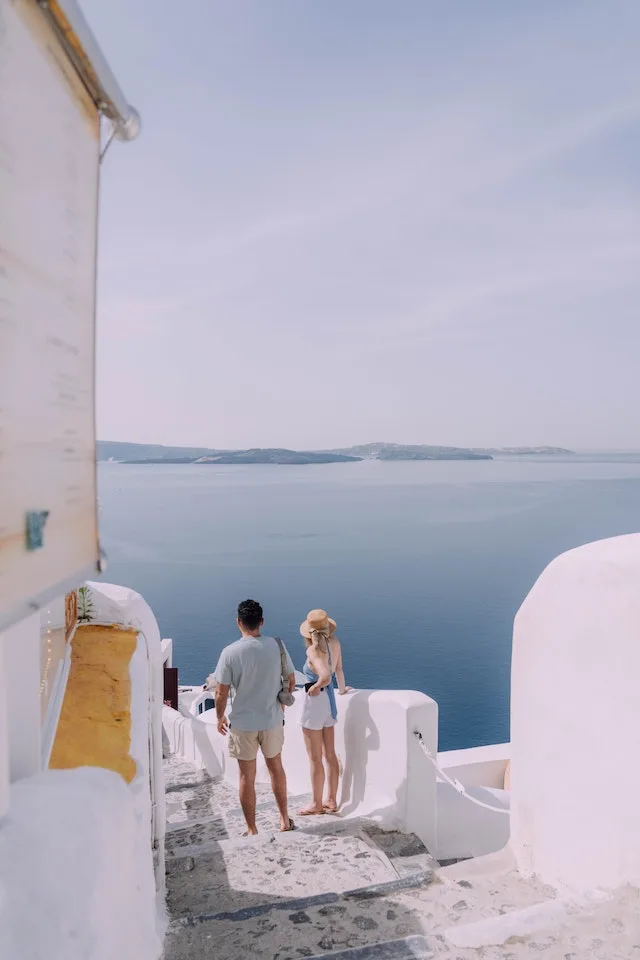 Gelukkig stel op huwelijksreis in Santorini, Griekenland.