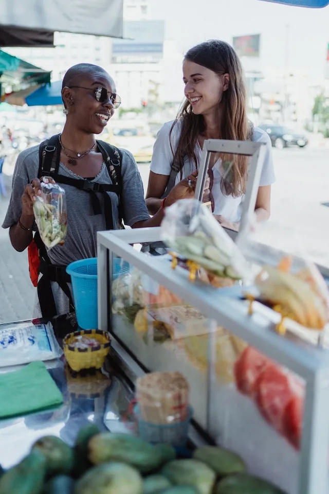 Twee meiden op een markt