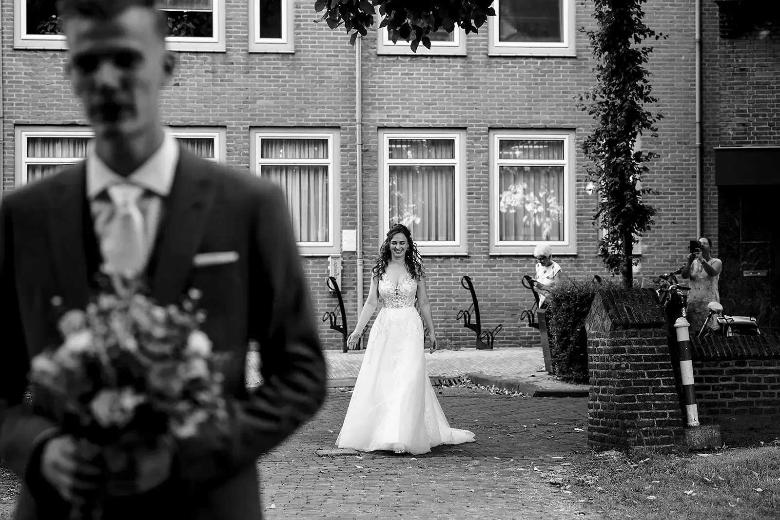 Romantiek in Rotterdam: Een bruiloft vol verrassingen van Naomi en Tim Romantiek in Rotterdam: Een bruiloft vol verrassingen van Naomi en Tim