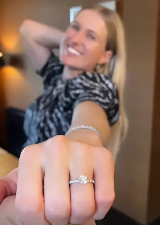 Britt Dekker die haar verlovingsring laat zien