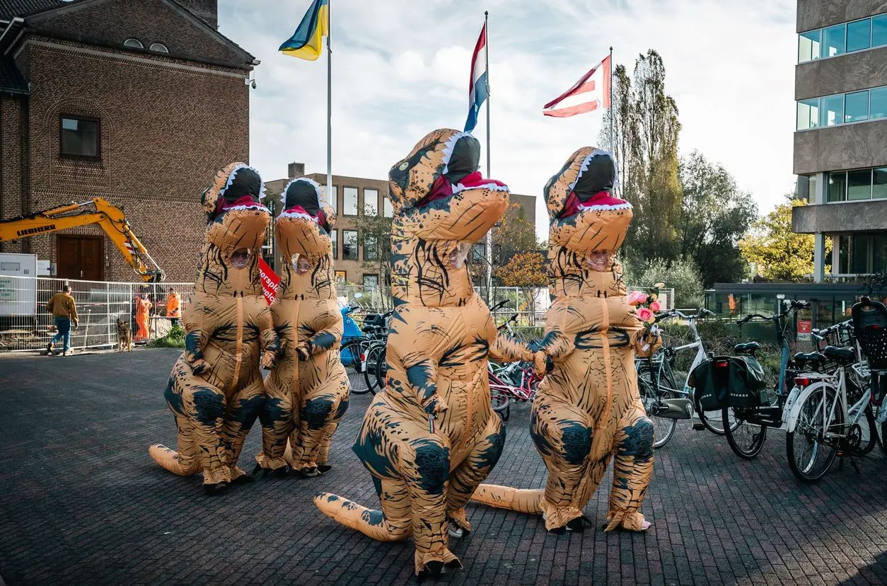 Bijzondere bruiloft met bruidspaar in dinopakken