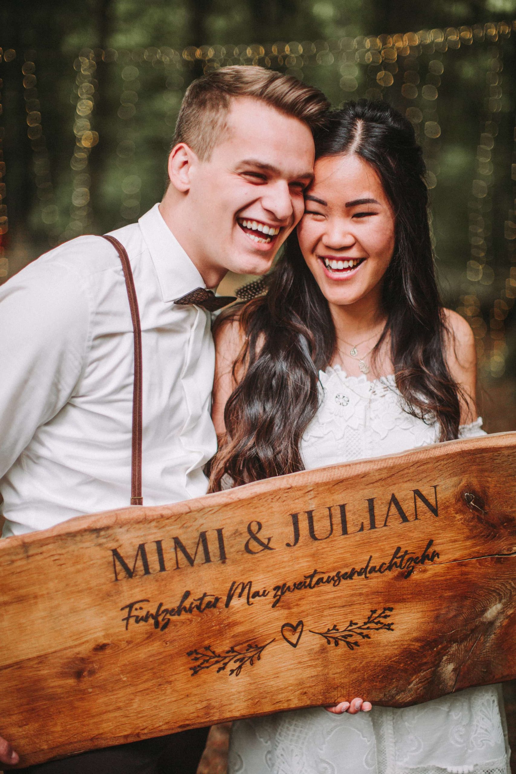 Bruidspaar met bord met hun namen erop