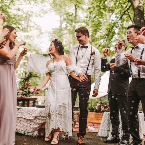 Bruidspaar op hun bruiloft met bellenblaas