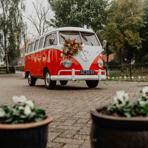 Oldtimer, rood Volkswagen busje.