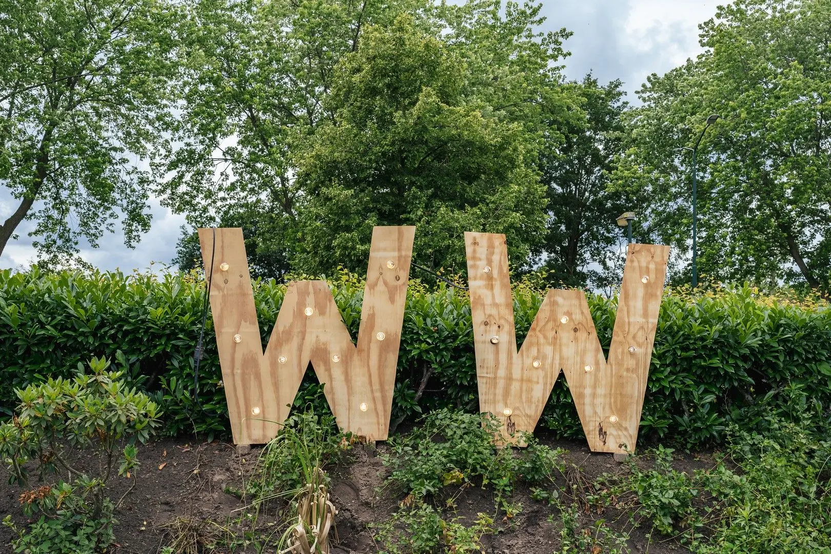 Grote letters W en W als decoratie.