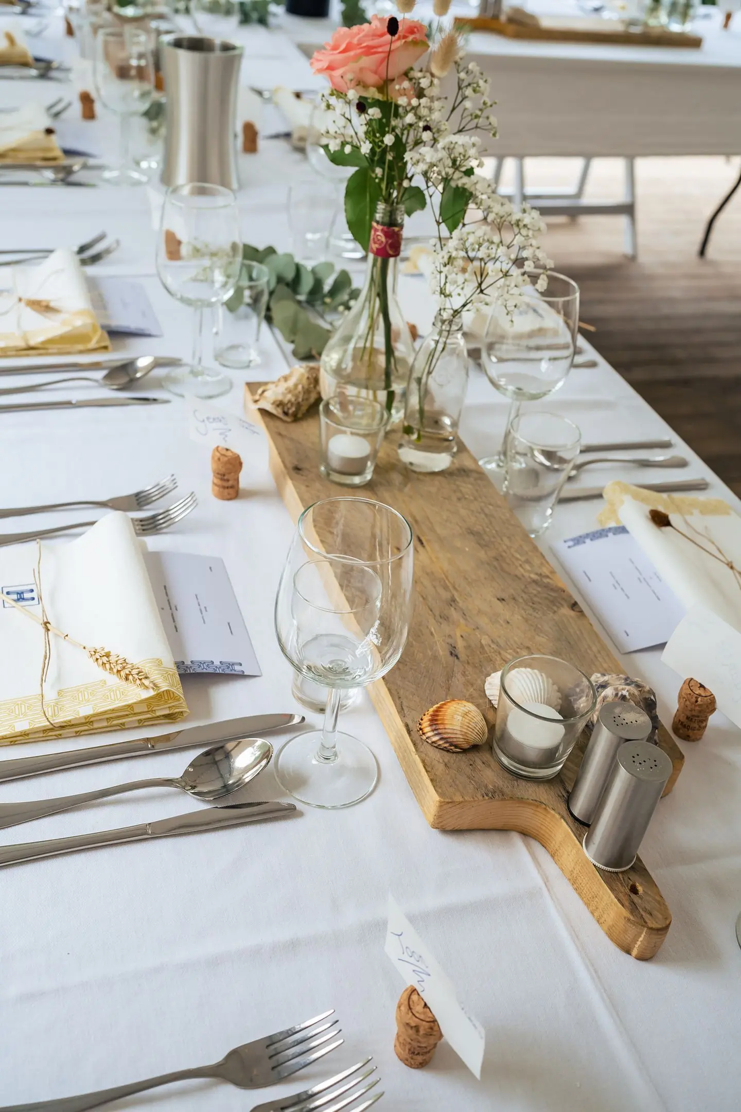 Bruiloftsdinertafel met versiering.