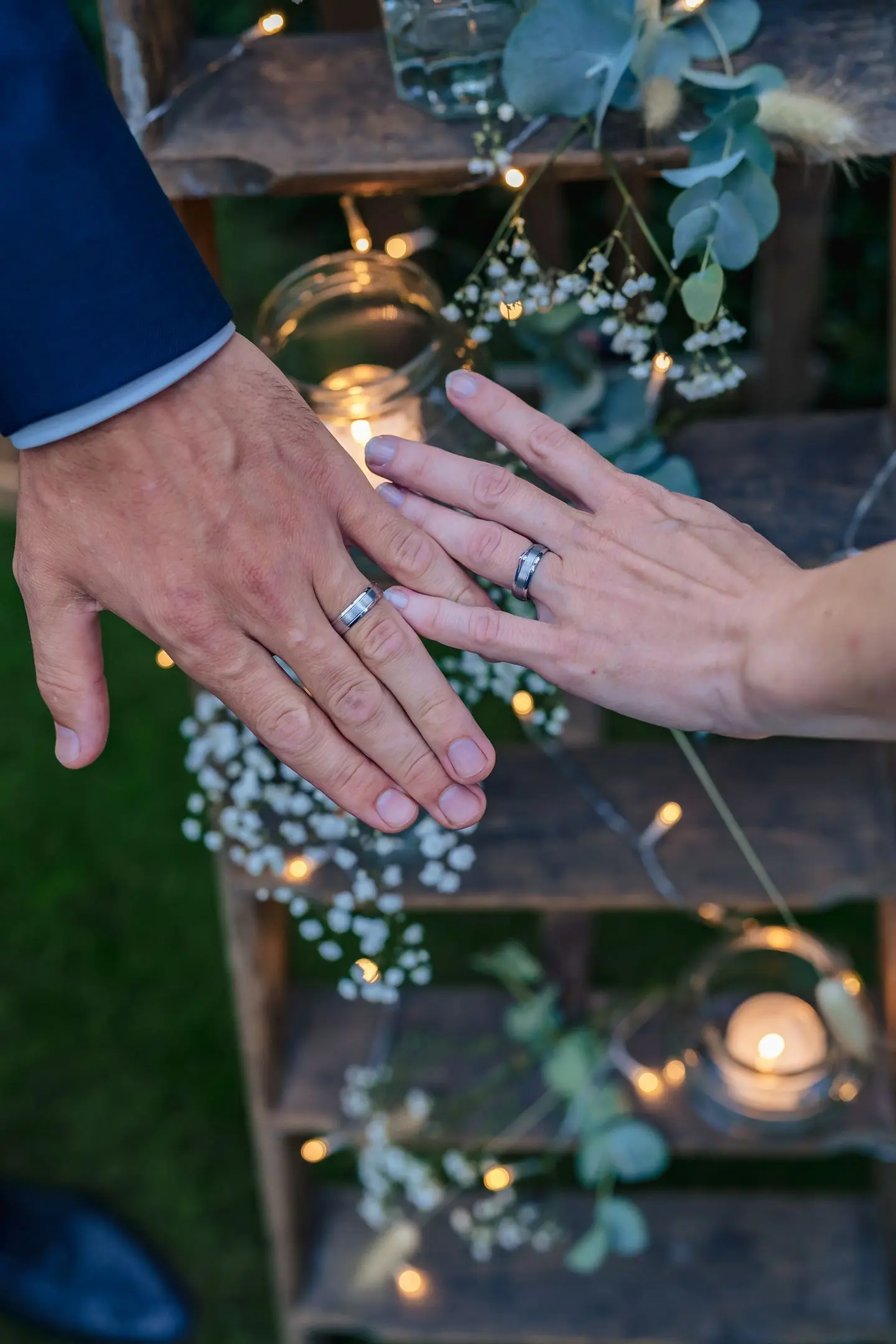 Bruidspaar laat hun ringen zien, twee witgouden ringen.