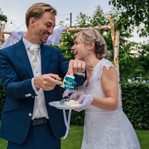 Gender reveal bruidstaart met blauwe binnenkant.