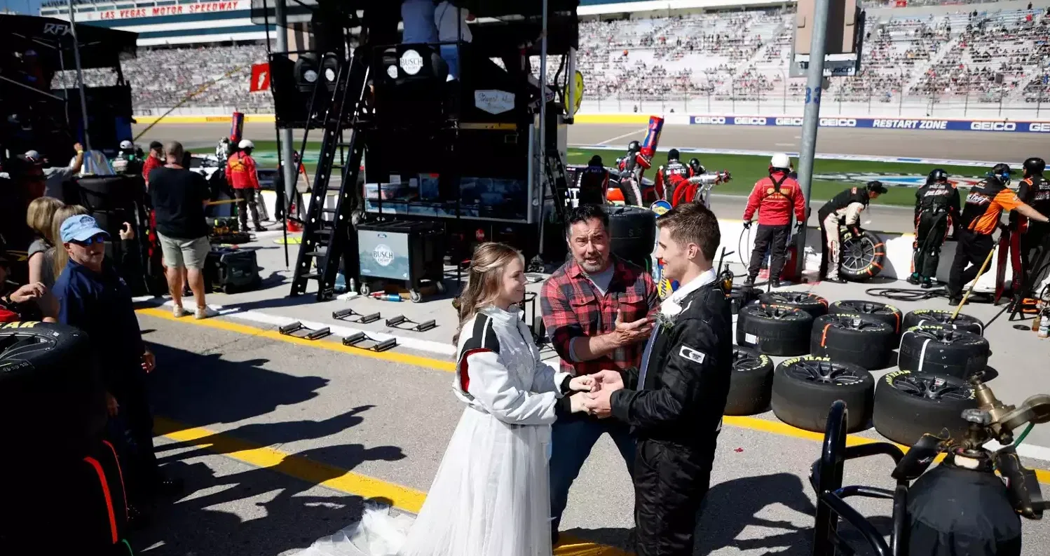 Snelste bruiloft ooit: stel trouwt tijdens 10sec NASCAR pitstop Snelste bruiloft ooit: stel trouwt tijdens 10sec NASCAR pitstop