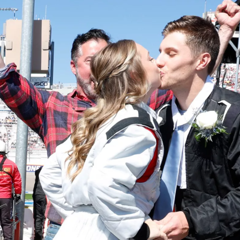 Bruidspaar tijdens kortste bruiloft ooit, tijdens de NASCAR pitstop wedding van Bush Light.