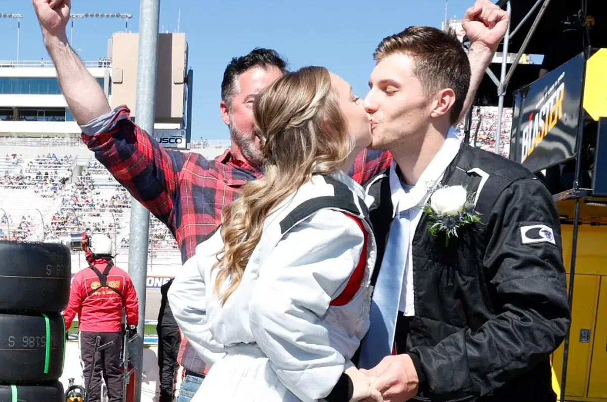 Bruidspaar tijdens kortste bruiloft ooit, tijdens de NASCAR pitstop wedding van Bush Light.