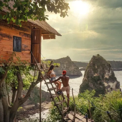 bruidspaar bij boomhut op huwelijksreis in bali