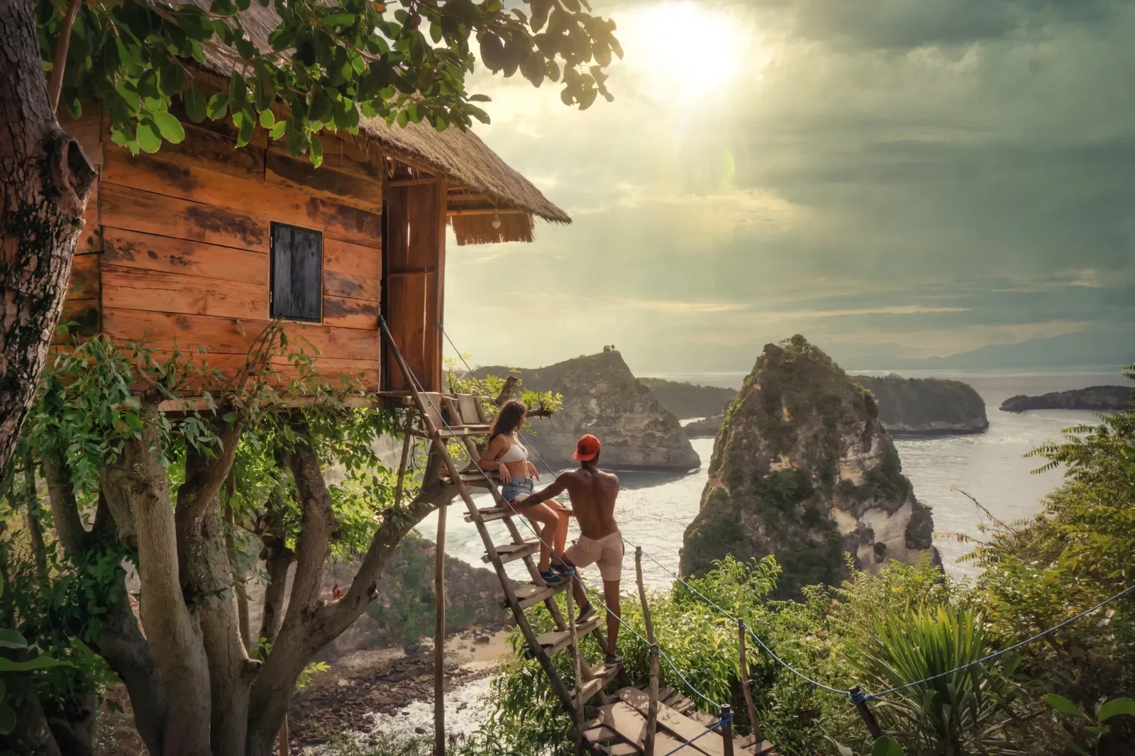 bruidspaar bij boomhut op huwelijksreis in bali