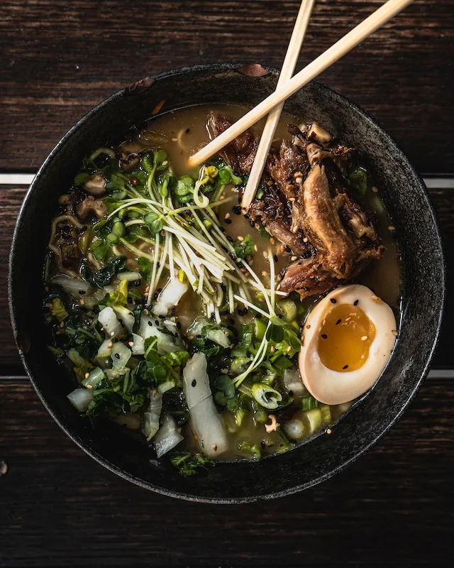 Japanse ramen met noedels, vlees, groenten en een gekookt ei.