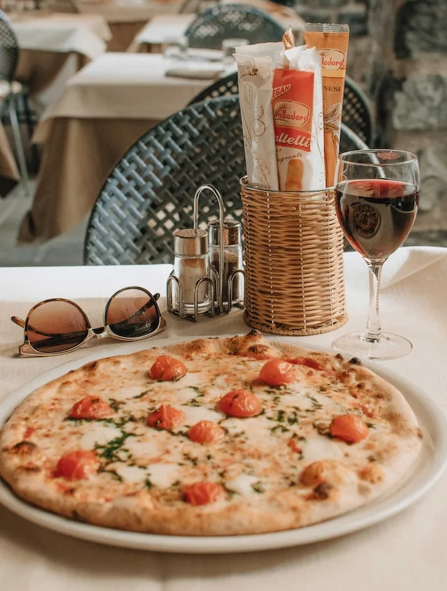 pizza en wijn op terras.